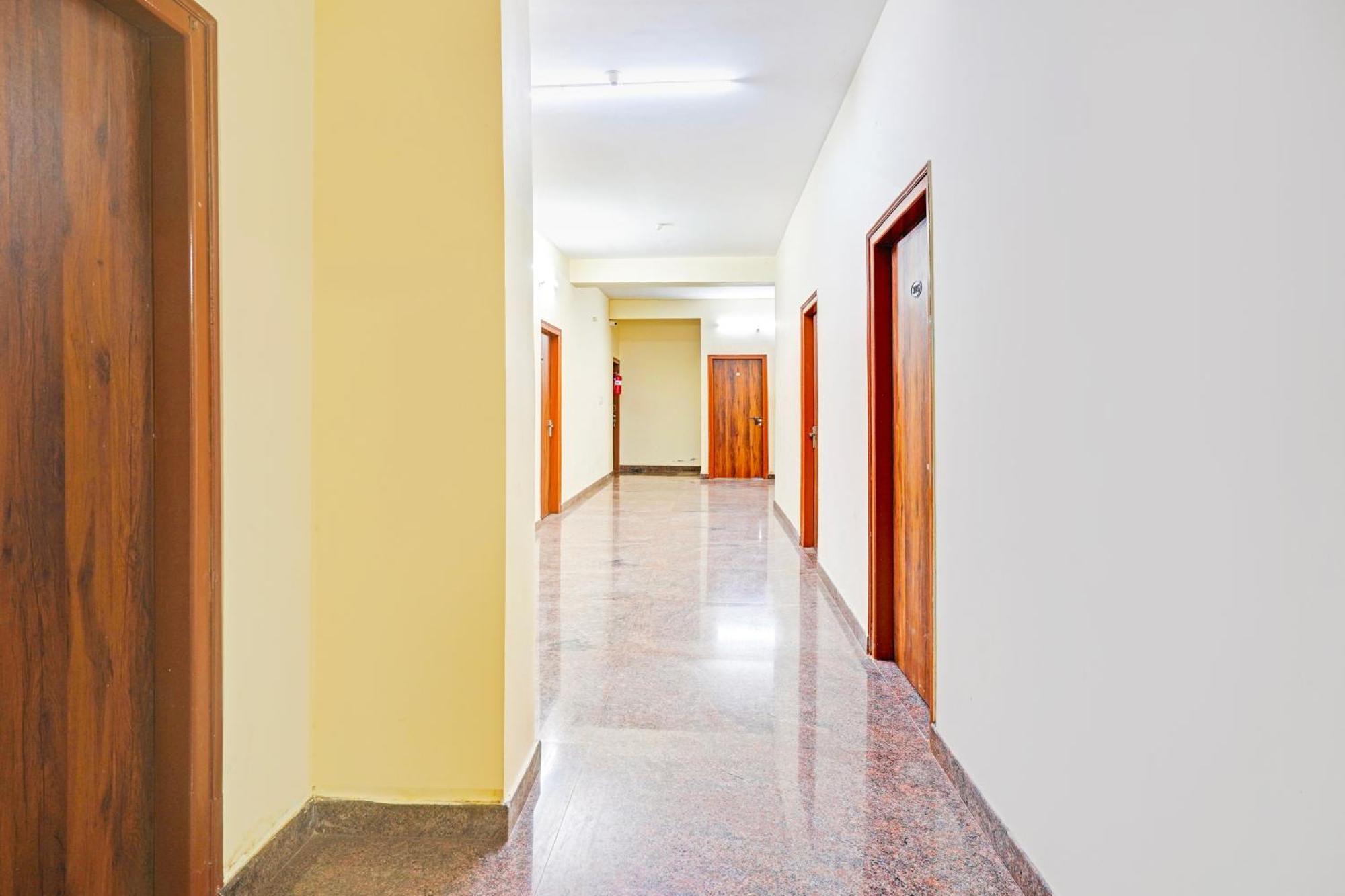 Super Hotel O Srigandhakavalu Formerly Chamundeshwari Lodging Jālahalli Exterior foto